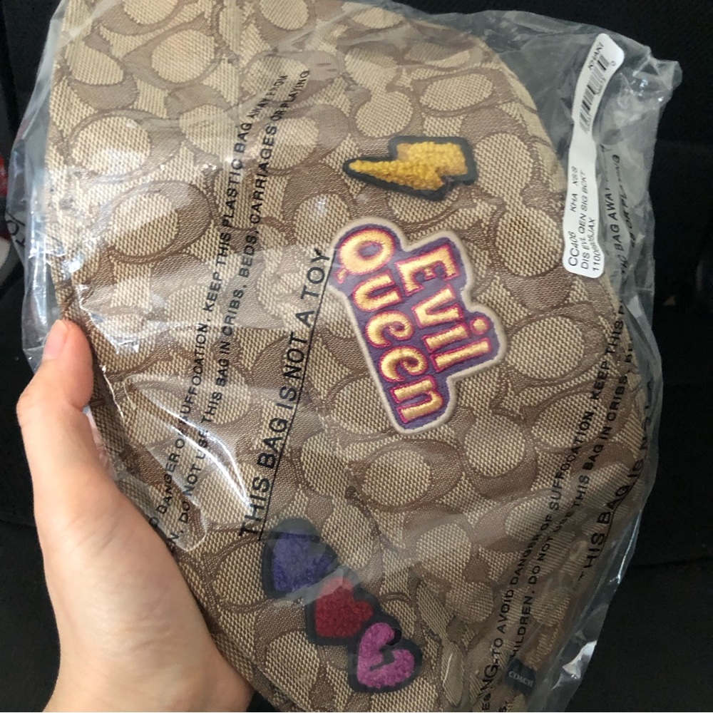 Coach Disney X Coach Signature Jacquard Bucket Hat With Evil Queen - Picture 4 of 6